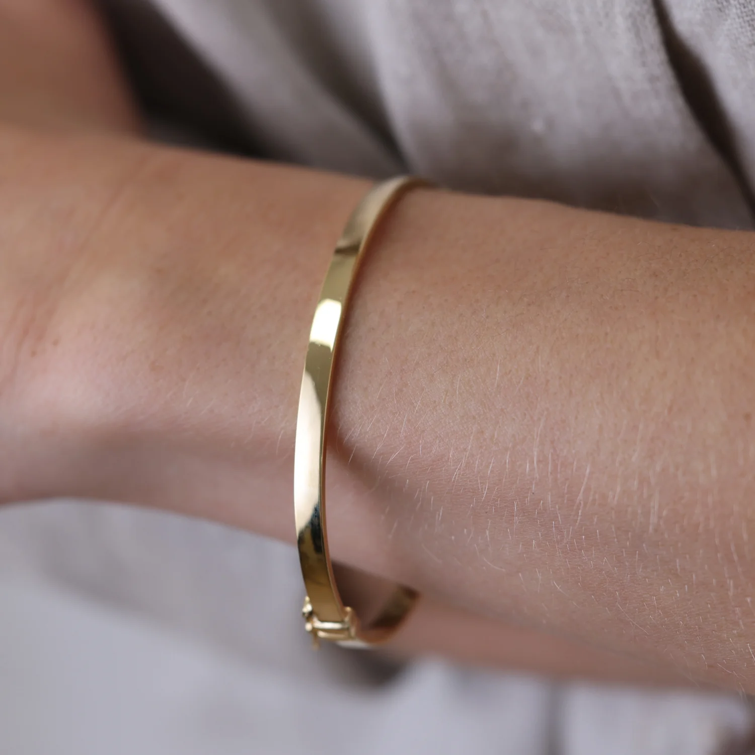 Essential Hinged Bangle (4mm) - Image 2